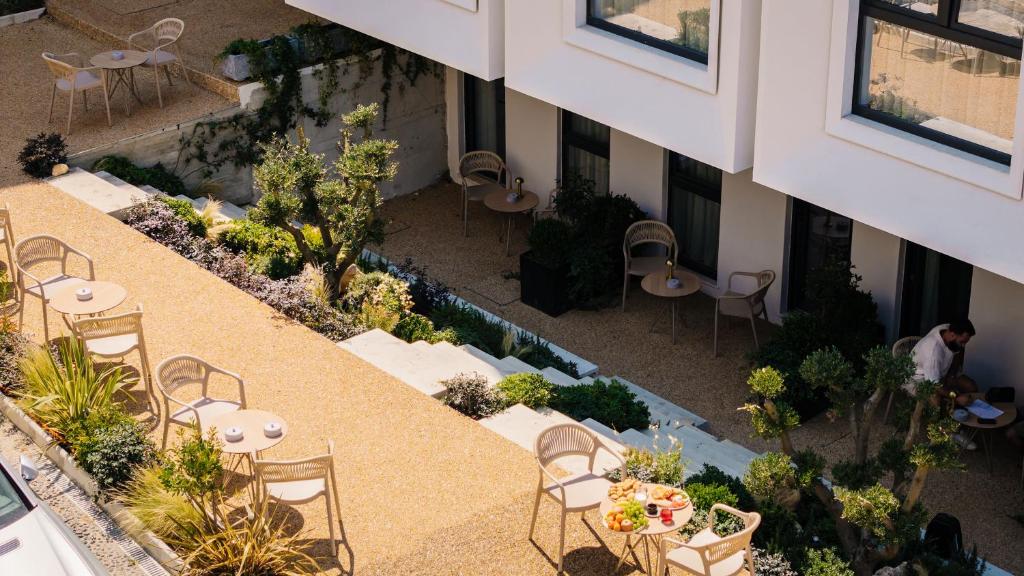 Saturn Hotel Garden Courtyard
