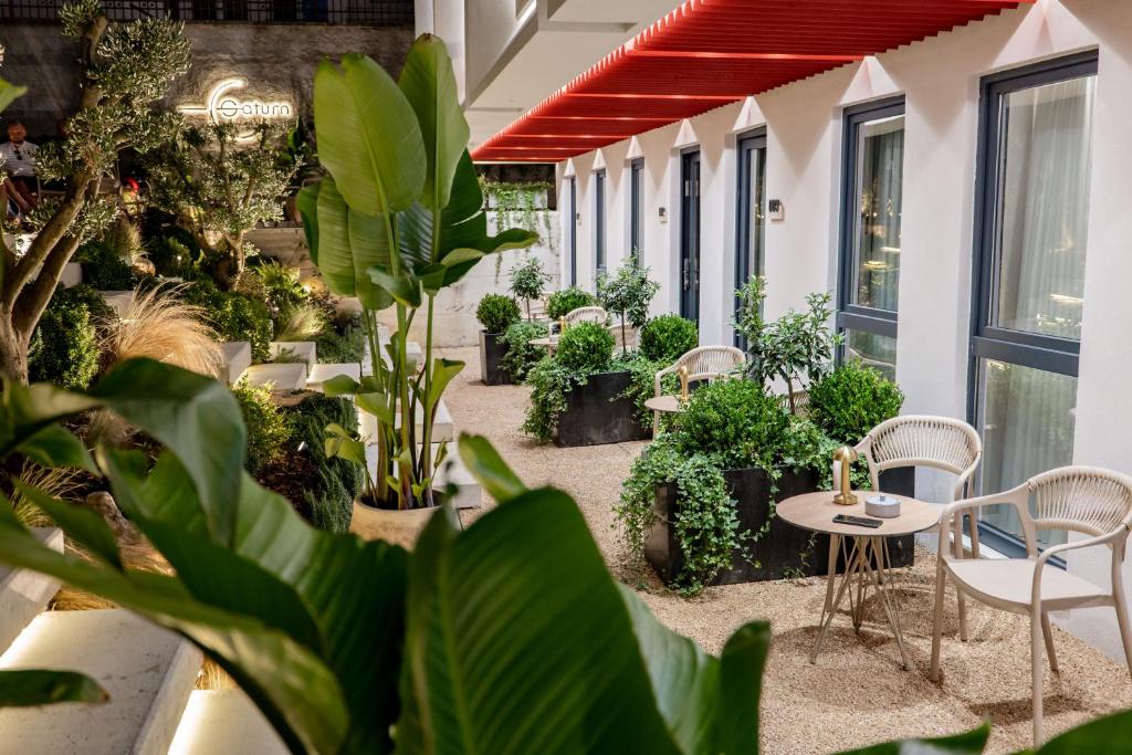 Saturn Hotel Outdoor Garden
