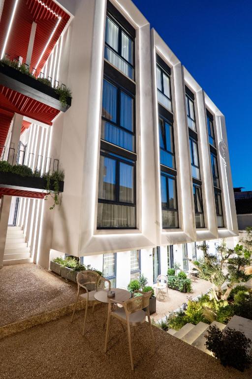 Saturn Hotel Exterior